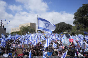 Netanyahu delays judicial overhaul after mass protests