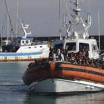 Migranti, sbarco di 650 persone a Roccella Jonica