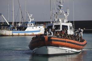 Migranti, sbarco di 650 persone a Roccella Jonica