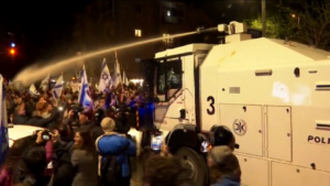 Israele, acqua su manifestanti davanti a residenza Netanyahu