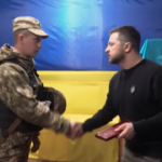 Zelensky premia i soldati al fronte a Zaporizhzhia