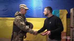 Zelensky premia i soldati al fronte a Zaporizhzhia