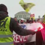 Francia, proteste contro riforma pensioni: bloccata la stazione Gare de Lyon
