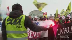 Francia, proteste contro riforma pensioni: bloccata la stazione Gare de Lyon