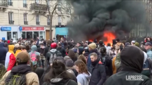 Parigi, scontri durante corteo: almeno 22 fermi