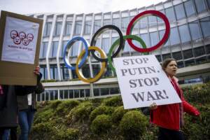 Ginevra - Proteste contro la decisione di far partecipare gli atleti russi e bielorussi con bandiera bianca neutrale ai prossimi Giochi olimpici di Parigi 2024