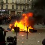 Francia, incendio per strada a Parigi in corteo riforma pensioni