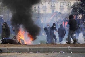Francia, ancora alta tensione sulle pensioni