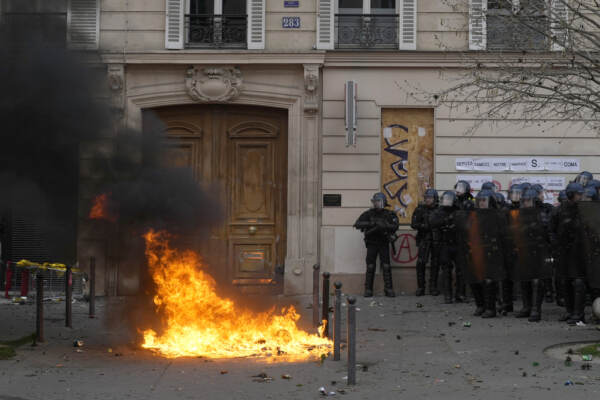 Francia, decimo giorno di proteste contro riforma pensioni: ancora scontri