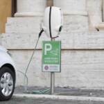 Auto, stazioni ricarica elettrica ogni 60 km entro il 2026