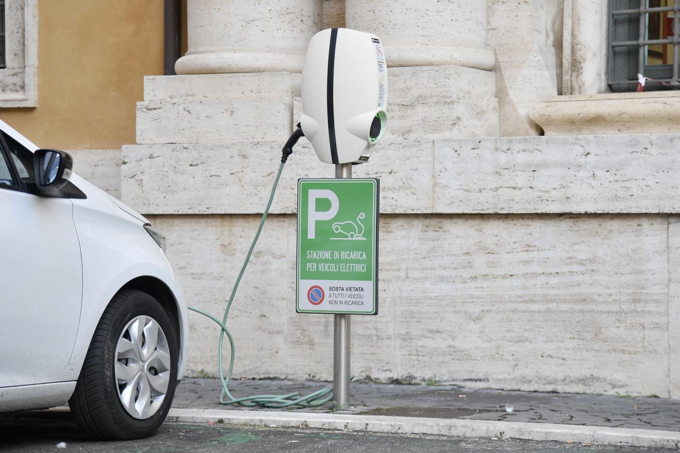 Auto, stazioni ricarica elettrica ogni 60 km entro il 2026