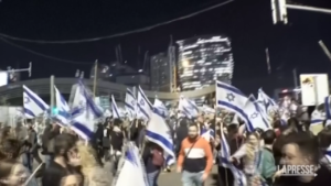 Israele, ancora proteste a Tel Aviv: idranti sulla folla