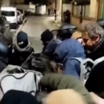 Francia, caos rifiuti a Parigi: manifestanti bloccano deposito camion per la raccolta