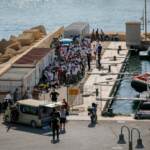Migranti, ancora sbarchi a Lampedusa: un morto