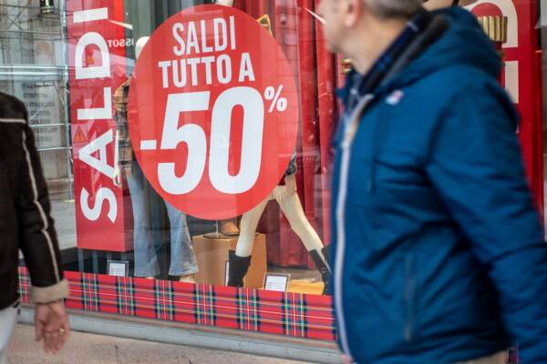 Primo giorno di saldi invernali a Milano