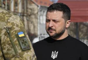 il presidente ucraino Volodymyr Zelensky in visita nella regione di Sumy, in Ucraina