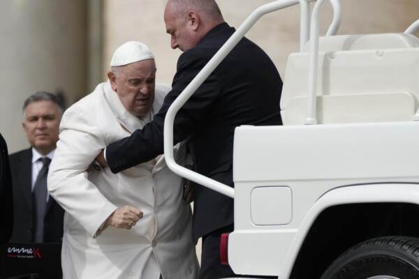 Papa Francesco aiutato a salire sulla sua auto al termine dell'udienza generale settimanale in Piazza San Pietro