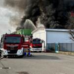 Novara, vasto incendio in azienda chimica