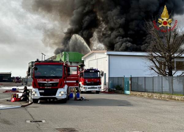 Novara, vasto incendio in azienda chimica