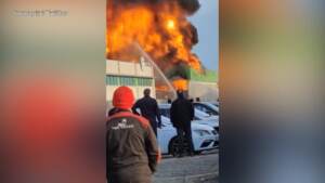 Novara, incendio in azienda chimica: l’enorme colonna di fumo