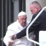 Papa Francesco, il Pontefice in piazza prima del ricovero