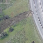 California, frana in autostrada: la voragine vista dall’alto