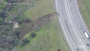 California, frana in autostrada: la voragine vista dall’alto