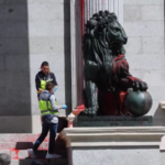 Madrid, vernice rossa sul Congresso: la protesta ambientalista