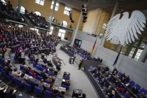 Germania, re Carlo al Bundestag: “Un onore essere qui”