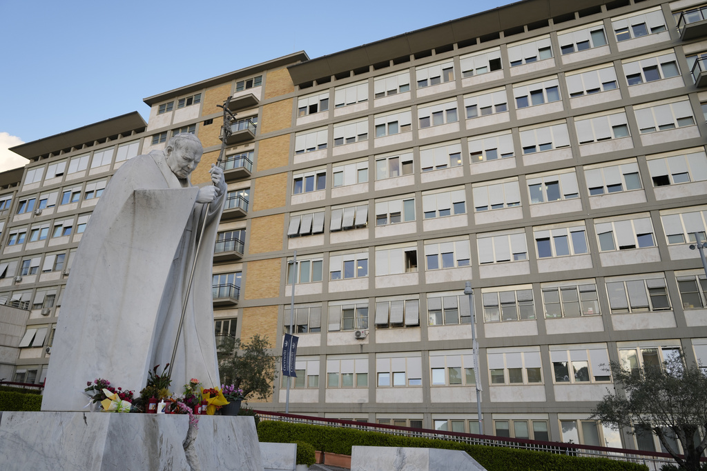 Papa Francesco al Gemelli, quadro clinico in netto miglioramento