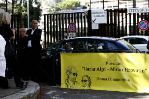 Sit-in davanti a piazzale Clodio contro l'archiviazione del processo per la morte di Ilaria Alpi e Miran Hrovatin