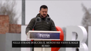 Ucraina, Zelensky a Bucha commemora le vittime del massacro