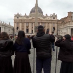 Vaticano, fedeli aspettano Papa: “Torna tra noi Francesco”