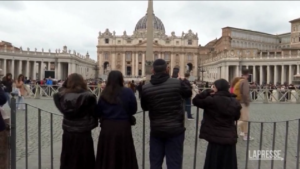 Vaticano, fedeli aspettano Papa: “Torna tra noi Francesco”