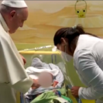 Papa Francesco al Gemelli, visita i bimbi del reparto di oncologia