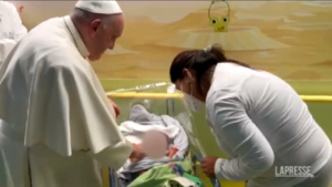 Papa Francesco al Gemelli, visita i bimbi del reparto di oncologia