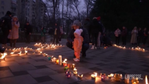 Bucha, candele in piazza un anno dopo la liberazione