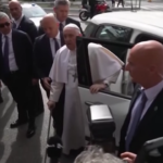 Papa Francesco dimesso dal Gemelli: le immagini