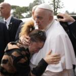 Papa Francesco lascia l'ospedale Gemelli di Roma dopo il ricovero