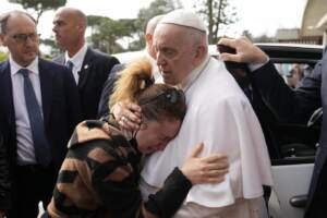 Papa Francesco lascia l'ospedale Gemelli di Roma dopo il ricovero