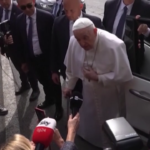 Papa Francesco: “Come mi sento? Ancora vivo”