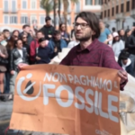 Roma, blitz con carbone vegetale nero alla Barcaccia: arriva la polizia locale