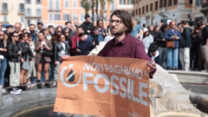 Roma, blitz con carbone vegetale nero alla Barcaccia: arriva la polizia locale