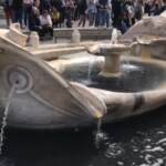 Clima, carbone vegetale nero nella fontana di piazza di Spagna a Roma