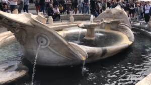 Clima, carbone vegetale nero nella fontana di piazza di Spagna a Roma