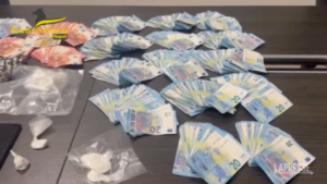 Napoli, 23mila euro in contanti e due chili di hashish: arrestati padre e figlio