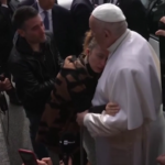 Papa Francesco, abbraccio a coppia che ha perso la figlia