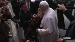 Papa Francesco, abbraccio a coppia che ha perso la figlia