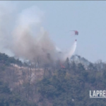 Sud Corea, incendio sul Monte Inwangsan a Seul