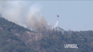 Sud Corea, incendio sul Monte Inwangsan a Seul